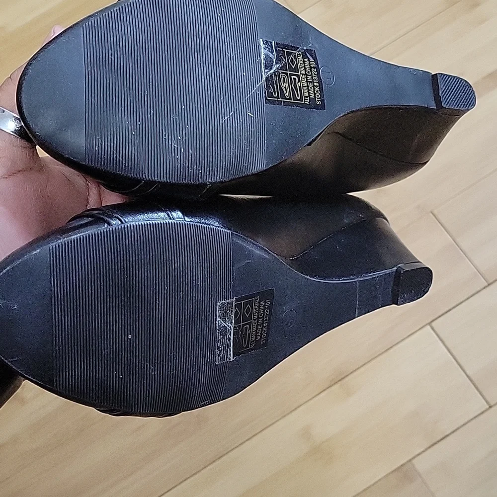 Nicola low wedge sz 11